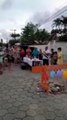 Moradores fazem festa de aniversário para buraco em rua de Camboriú