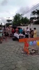 Moradores fazem festa de aniversário para buraco em rua de Camboriú