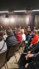 Vecinos de Sant Martí sacan los colores a Colau