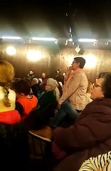 Vecinos de Sant Martí sacan los colores a Colau