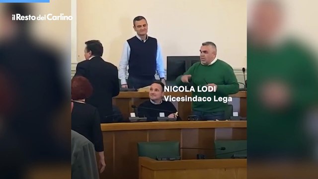 Ferrara, caos in consiglio comunale sulla mozione per la sicurezza. Il video