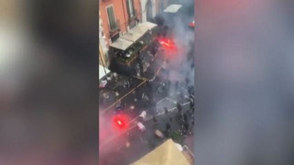 Il coro per strada dei tifosi dell'Eitracht: "Napoli vaff..."