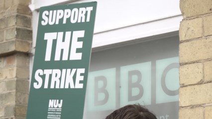 Descargar video: BBC journalists striking in Tunbridge Wells over cuts to local radio services