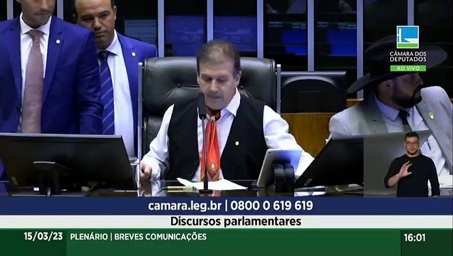 Deputado federal Beto Preto discursa durante sessão na Câmara dos Deputados
