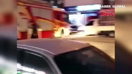 Download Video: Ankara'da evi alev alev yanan şahıs balkona çıkıp, alkol almaya devam etti