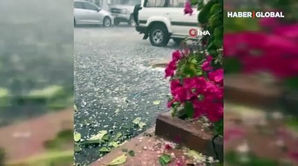 Suudi Arabistan'ı bu sefer de dolu vurdu: Yollar sular altında kaldı!