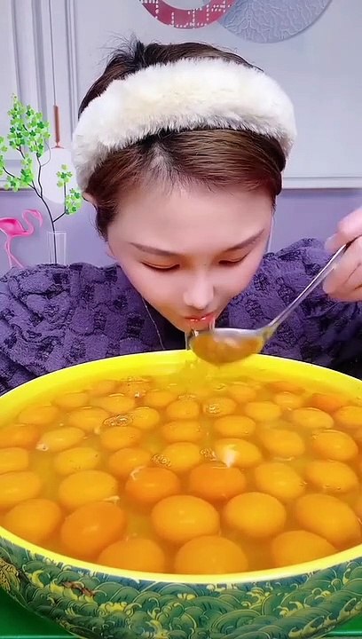 Elle mange 54 oeufs en quelques secondes... miam miam