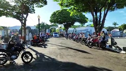 Amigos prestam homenagem a Dirce Maria Schiavon Hipolito no Cemitério de Umuarama