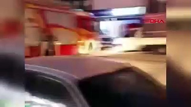 Şaşırtan görüntü... Alev alev yanan evin balkonunda içki içti