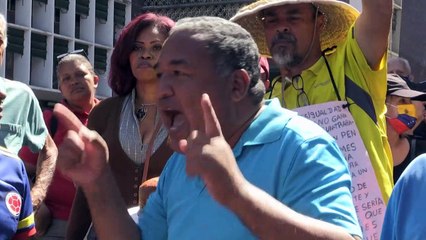 Trabajadores públicos reclaman en Caracas contra polémica depreciación del salario