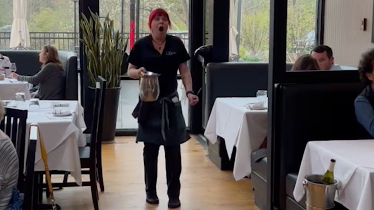 Military Son Surprises Waitress Mom In Middle Of Shift