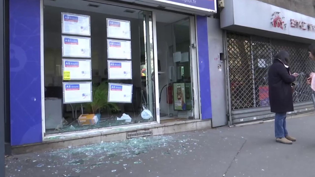 Manifestation à Paris : une agence d'intérim prise pour cible