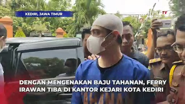 Tersangka Kasus KDRT Ferry Irawan Tiba di Kejaksaan Negeri Kota Kediri
