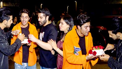 Kanwar Dhillon ने Paparazzi के सामने जन्मदिन का काटा केक