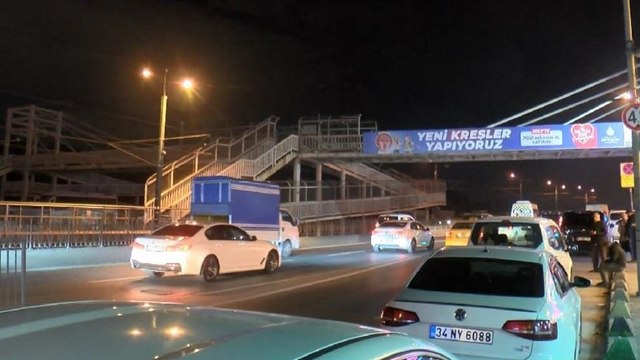 Kamyonunun damperi üst geçide çarptı: Geçit yaya trafiğine kapatıldı