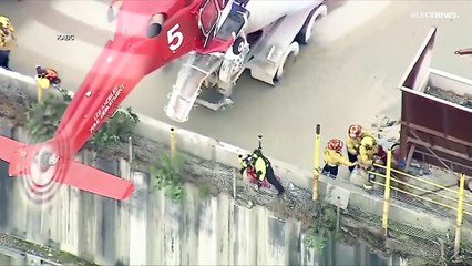 مشاهد تحبس الأنفاس.. إنقاذ رجل قبل غرقه في النهر خلال فيضانات كاليفورنيا