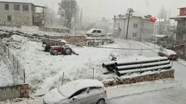 Denizli, mart ayının ortasında yağan karla beyaza büründü