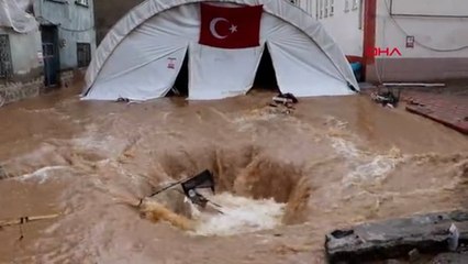 3 yaşındaki Devran, çadır kentin kahramanı oldu