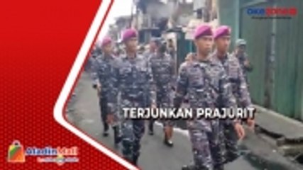 Lantamal III Kerahkan Prajurit Bersihkan Puing Bangunan dan Bantu Korban Kebakaran