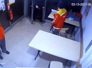 İstanbul'da akaryakıt istasyonunda bıçaklı gasp kamerada