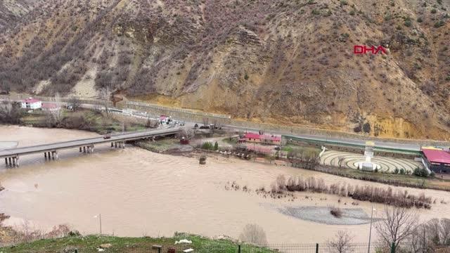MUNZUR ÇAYI'NIN TAŞMASIYLA KAPANAN TUNCELİ- OVACIK YOLU AÇILDI