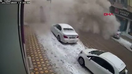 Malatya'da, 5 katlı binanın depremde yıkılma anı kamerada