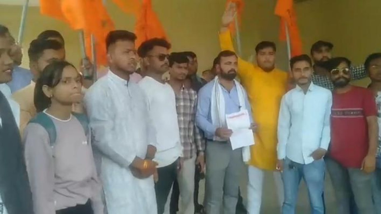 सतना: ABVP ने कलेक्ट्रेट कार्यालय मे किया प्रदर्शन,पेपरे लीक मामले में उठाई आवाज