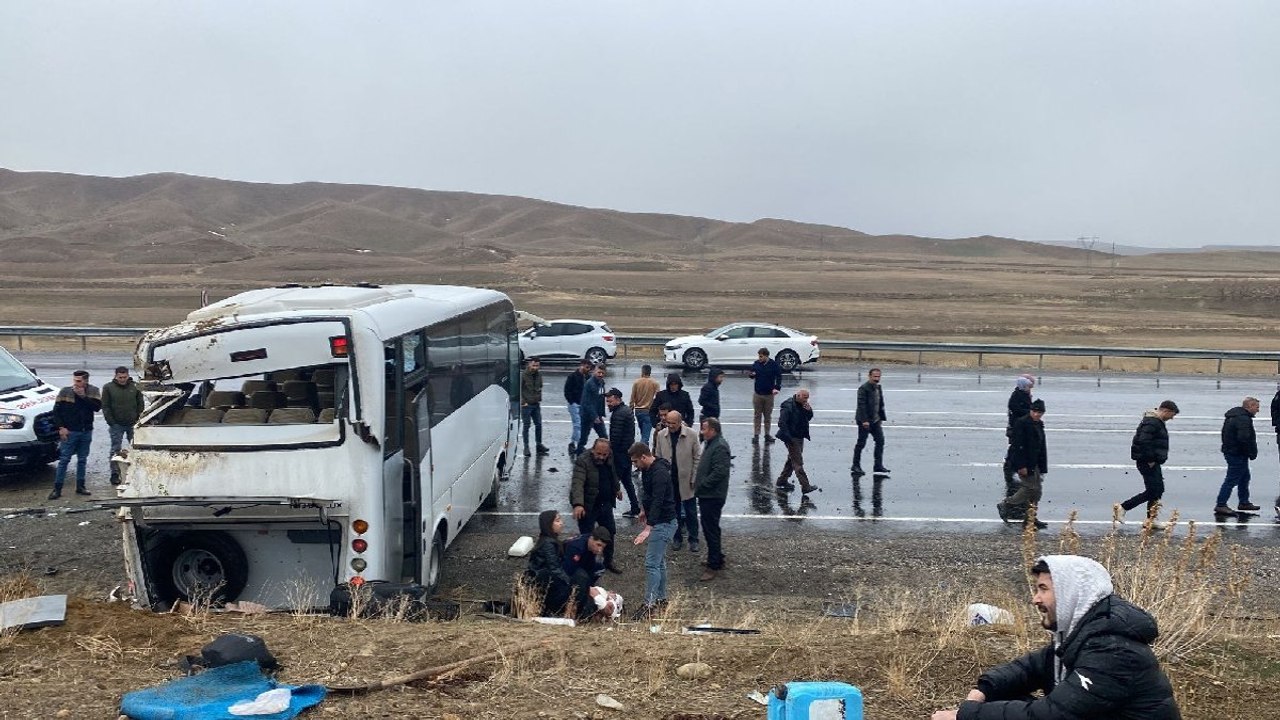 Sporcuların da bulunduğu midibüs devrildi: 11 yaralı