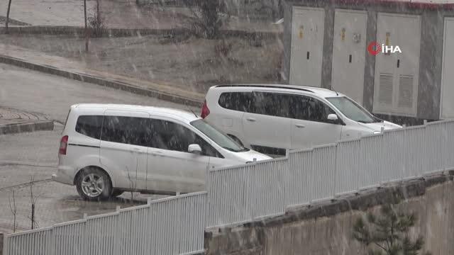 Yüksekova'da kar yağışı hayatı olumsuz yönde etkiledi