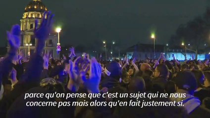 Retraites: réactions de jeunes manifestants à Paris après le rejet des motions