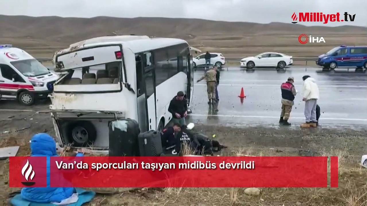 Sporcuları taşıyan midibüs devrildi, yaralılar var