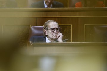 Tamames no aplaude el discurso de Abascal ni en su primera ni en su segunda intervención