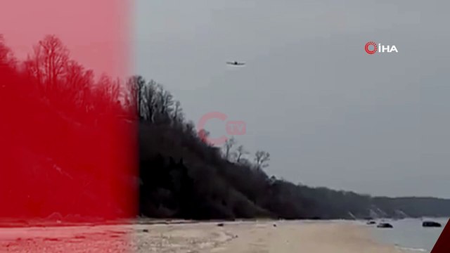 Plaja acil iniş yapan uçak denize sürüklendi