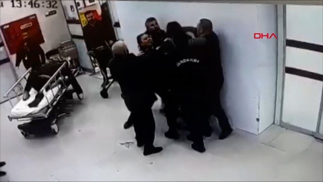 Hastanenin güvenlik görevlisine saldırı kamerada