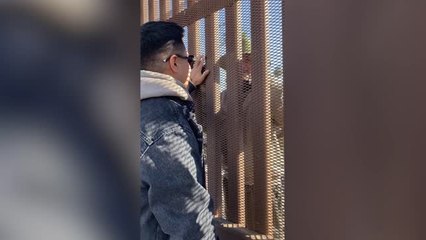 下载视频: Wife Surprises Husband With His Dad And Grandma At Border Wall After 12 Years Apart | Happily TV