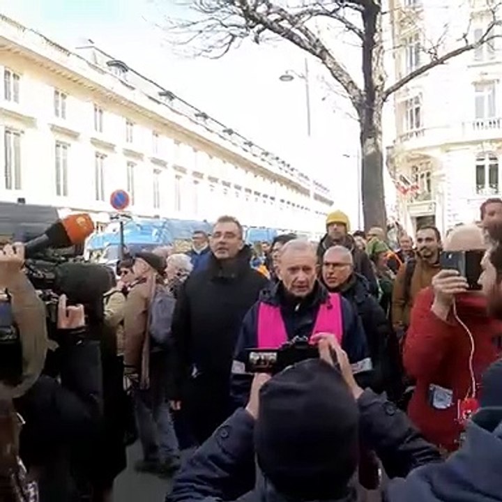 Devant l'Assemblée nationale