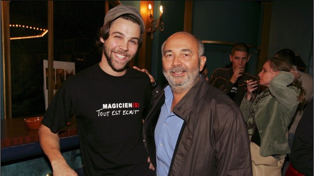 VOICI - « Il n'était pas particulièrement rigolo : Arthur Jugnot se confie sur son enfance avec son père Gérard Jugnot