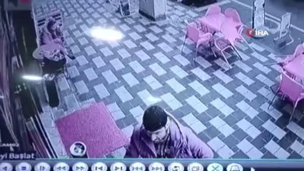 Lokantada yemek yerken depreme yakalandılar: "Elimiz ayağımız titriyor"