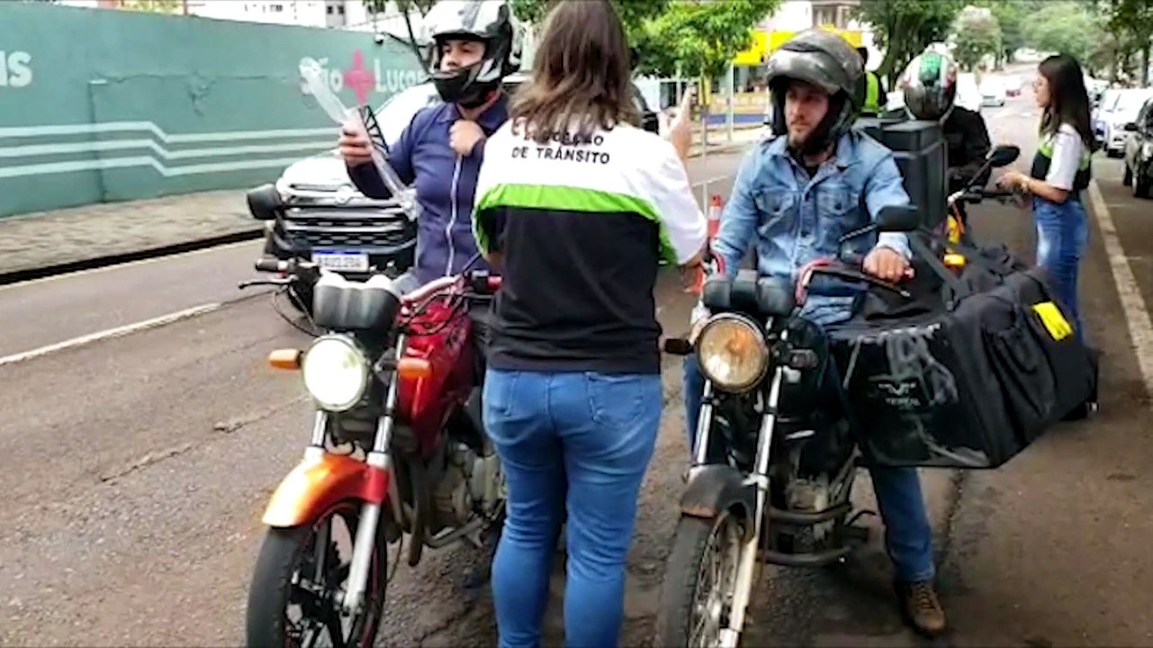 Após várias mortes de motociclistas em Cascavel, Transitar realiza ação educativa na Rua Paraná