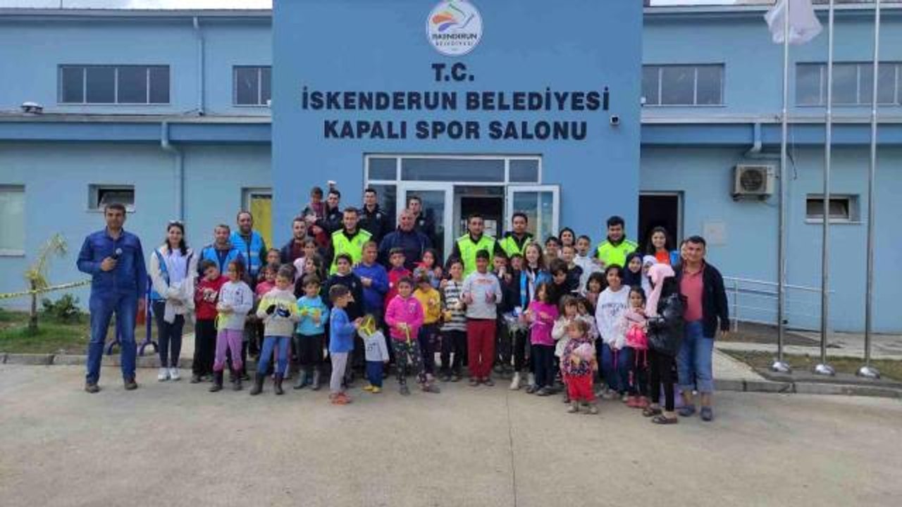 Depremzede çocuklar polislerle halat çekme yarışması yaptı