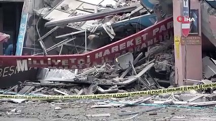 Malatya’da depremde ağır hasar alan MHP il binası çöktü!