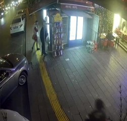 Büfe dolabındaki içecekleri poşetine dolduran hırsız kamerada