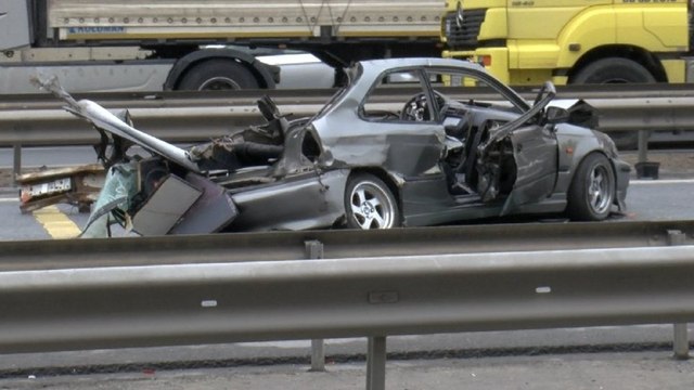 İstanbul’da feci kaza! Otomobil TIR’a çarptı: 3 ölü