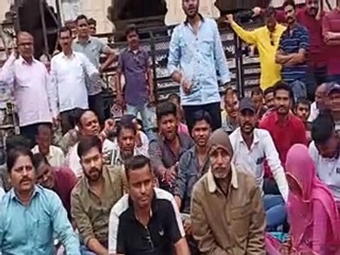 टायर जलाए, जाम लगाकर किया धरना-प्रदर्शन, परिजन बता रहे मनरेगा श्रमिक, नगरपरिषद कर रही इनकार