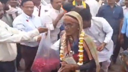 रायसेन: मां कामाख्या देवी के दर्शन करने तीर्थयात्री रवाना, कलेक्टर ने बरसाए फूल..