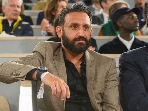 La bassesse de cet homme : l'animateur star de c8 dézingué sur Twitter après avoir attaqué la mère de Sophia Aram