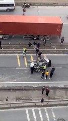 Beylikdüzü Ambarlı Liman Yolu'nda bir otomobil önce bir tıra ardından bariyerlere çarptı: 3 ölü