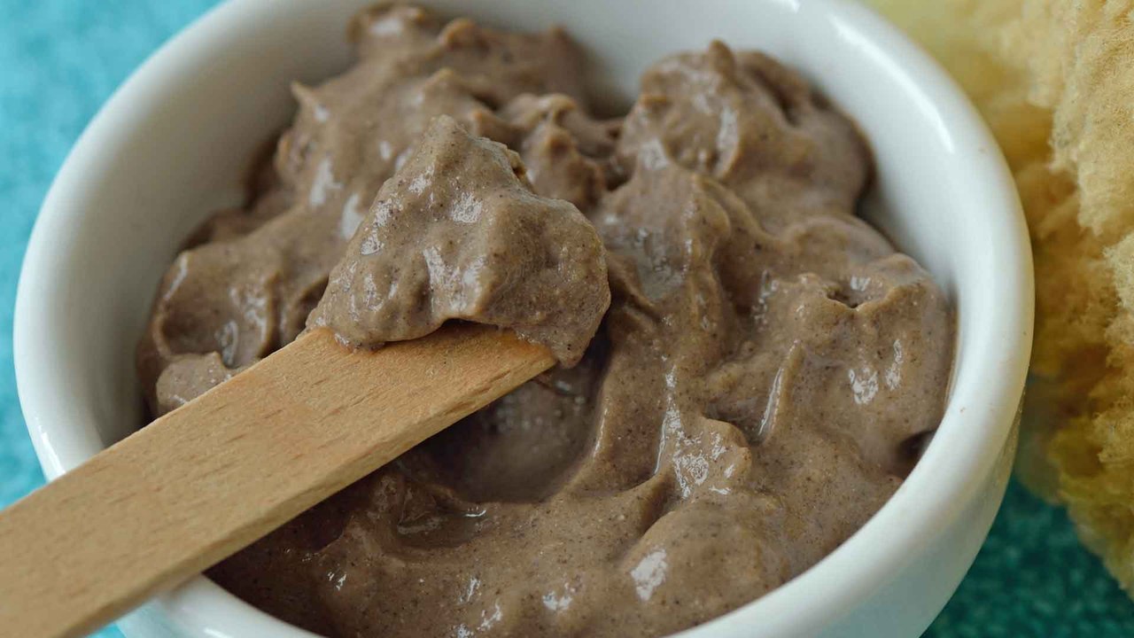 Haare waschen mit Lavaerde: Lohnt sich die Shampoo-Alternative?