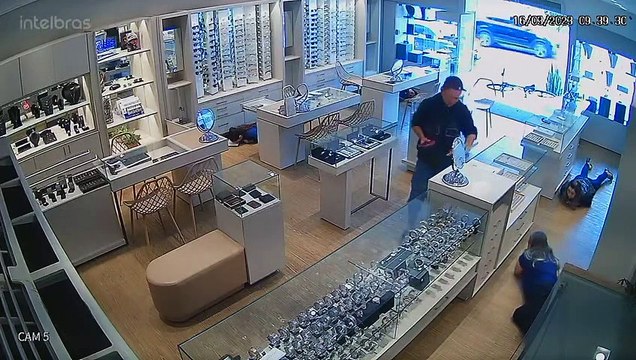 Vídeo mostra ladrão entrando em relojoaria armado e rendendo funcionárias