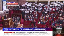 Retraites: les députés de gauche brandissent des pancartes pour protester contre l'utilisation du 49.3